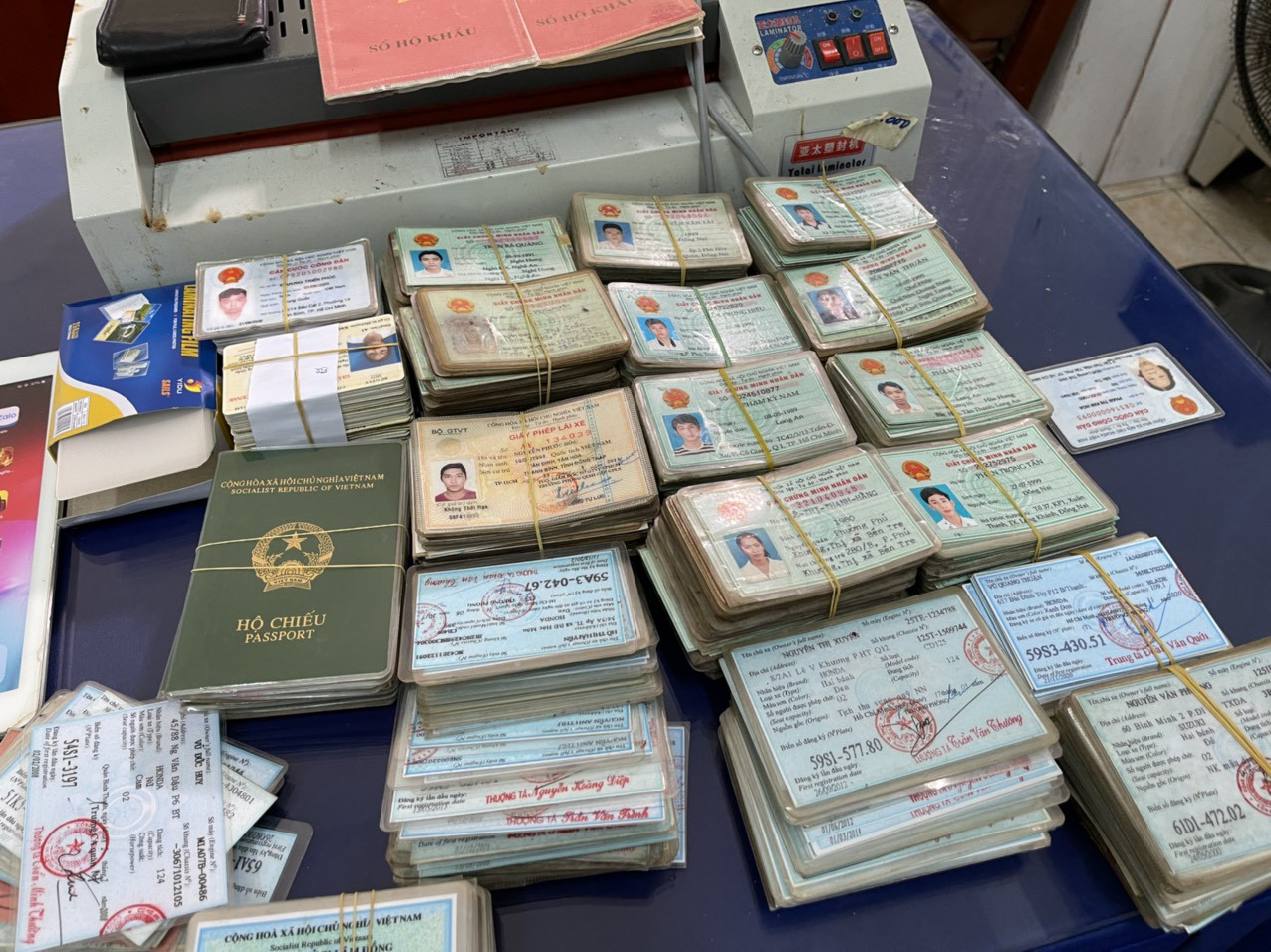 Đột kích căn nhà ở Sài Gòn, Công an thu giữ hàng nghìn giấy tờ giả ảnh 1