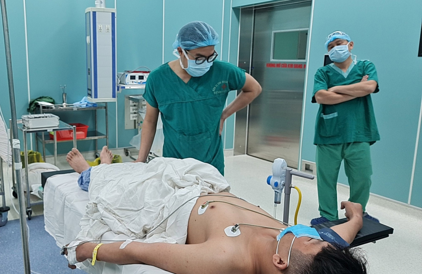 Hi hữu:Thanh niên 20 tuổi 'gãy súng' sau tai nạn giao thông ảnh 1