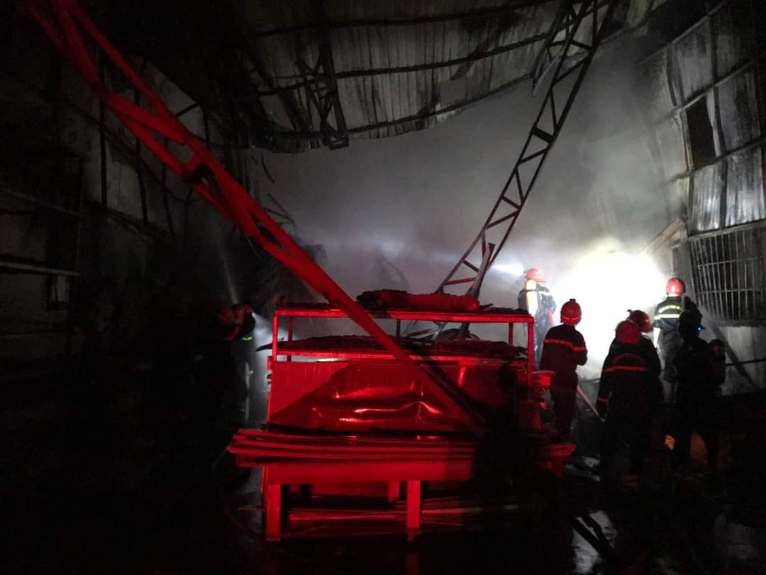 TPHCM: 'Bà hỏa' thiêu rụi xưởng gỗ sau nhiều tiếng nổ lớn ảnh 2