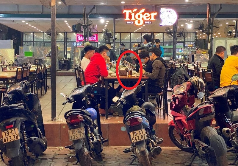 Quán bia tấp nập khách như chưa hề có Nghị định 100 ảnh 2