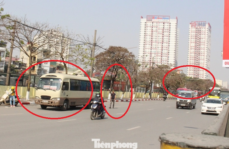 Tận thấy bến cóc, xe dù náo loạn đường phố Hà Nội ảnh 10