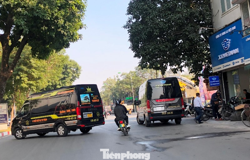 Tận thấy bến cóc, xe dù náo loạn đường phố Hà Nội ảnh 9