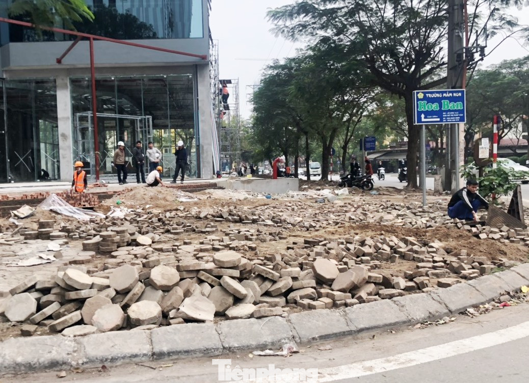 Thanh tra xây dựng lên tiếng vụ tự ý 'băm nát' cả nghìn mét vỉa hè Hà Nội ảnh 1