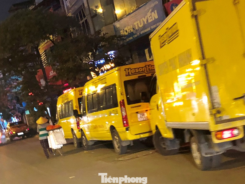 Tận thấy bến cóc, xe dù náo loạn đường phố Hà Nội ảnh 6