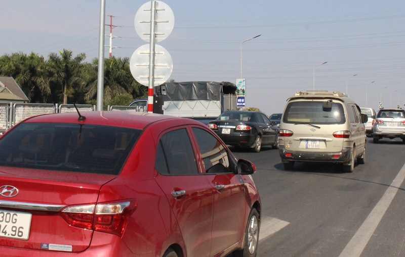 Cầu Thăng Long tắc kéo dài, đường trên cao thiếu điểm lên xuống ảnh 8