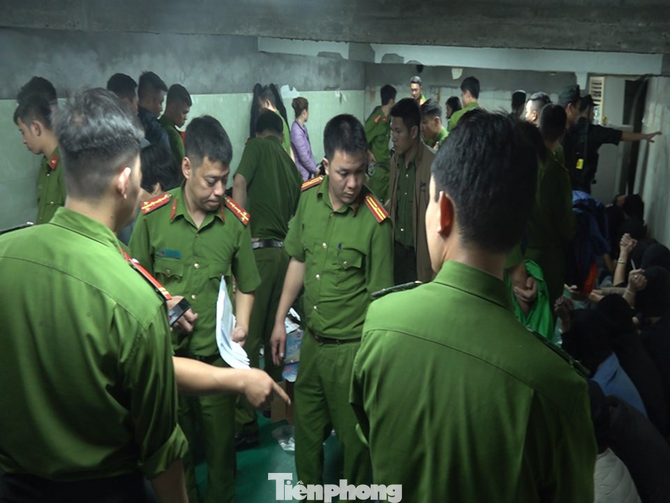 Cận cảnh sới bạc dưới hầm ngầm ở Vĩnh Phúc bị cảnh sát triệt phá ảnh 1