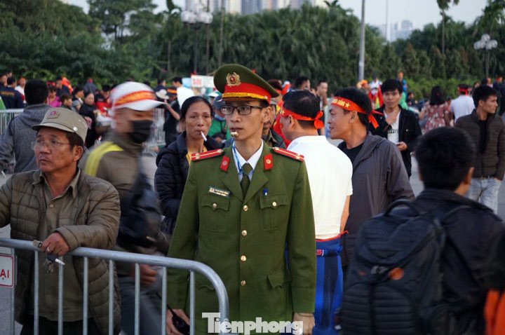 Cảnh sát soi an ninh, kiểm soát nhiều vòng tại sân Mỹ Đình ảnh 5