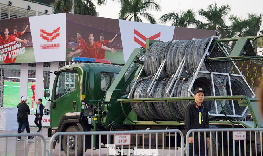 Cảnh sát soi an ninh, kiểm soát nhiều vòng tại sân Mỹ Đình ảnh 3