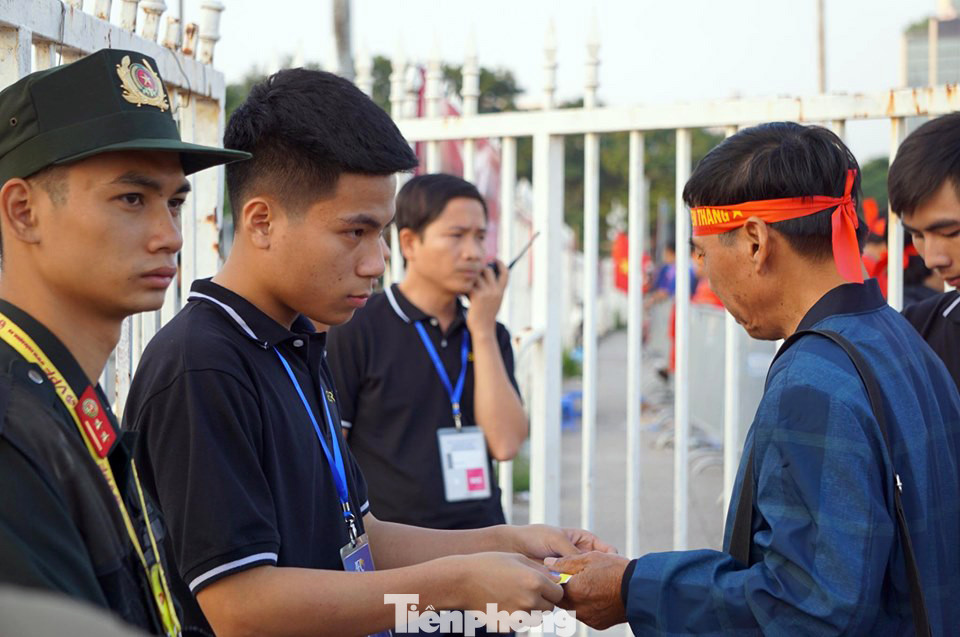 Cảnh sát soi an ninh, kiểm soát nhiều vòng tại sân Mỹ Đình ảnh 2