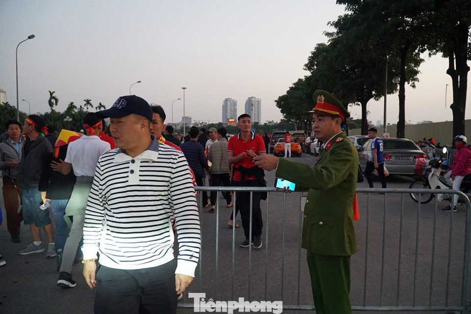 Cảnh sát soi an ninh, kiểm soát nhiều vòng tại sân Mỹ Đình ảnh 4
