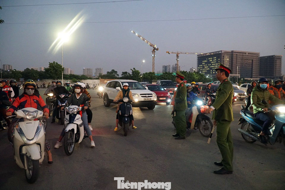 Cảnh sát soi an ninh, kiểm soát nhiều vòng tại sân Mỹ Đình ảnh 6