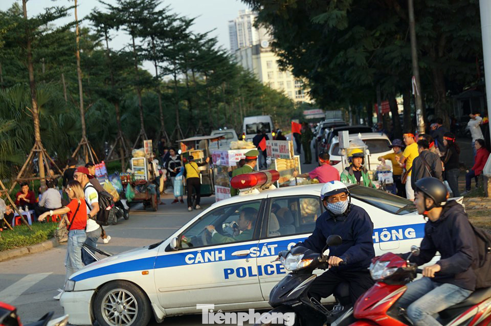 Cảnh sát soi an ninh, kiểm soát nhiều vòng tại sân Mỹ Đình ảnh 8