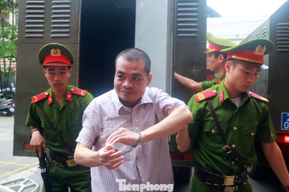 Vợ và em gái ông Triệu Tài Vinh vắng mặt tại tòa xử gian lận thi ở Hà Giang ảnh 2