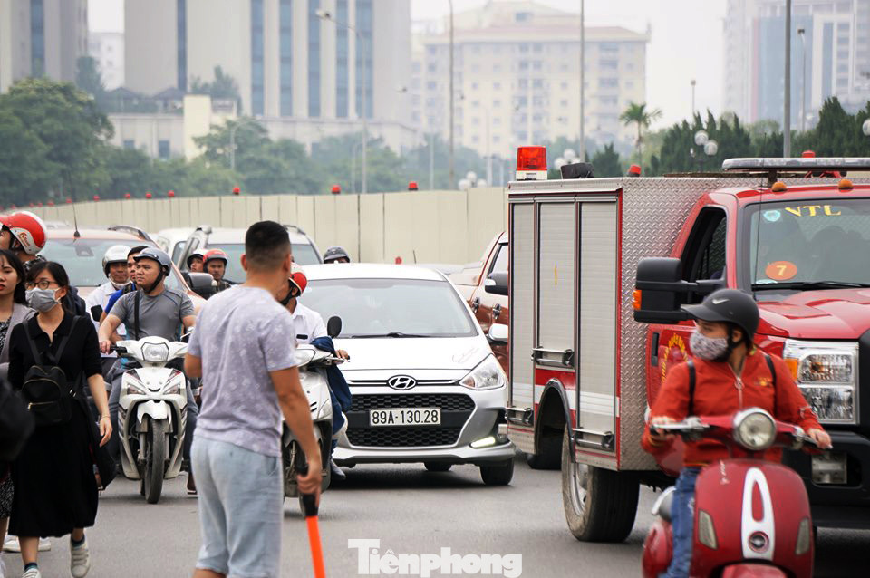 Hàng ngàn fan xếp hàng chờ gặp idol ở sân Mỹ Đình khiến giao thông tê liệt ảnh 8