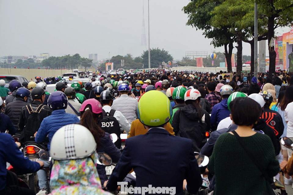 Hàng ngàn fan xếp hàng chờ gặp idol ở sân Mỹ Đình khiến giao thông tê liệt ảnh 4
