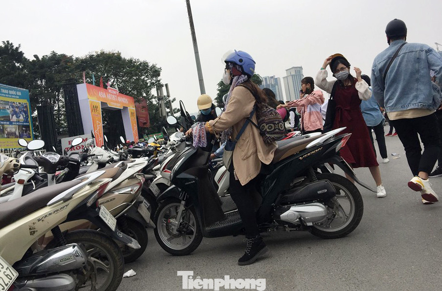 Hàng ngàn fan xếp hàng chờ gặp idol ở sân Mỹ Đình khiến giao thông tê liệt ảnh 9