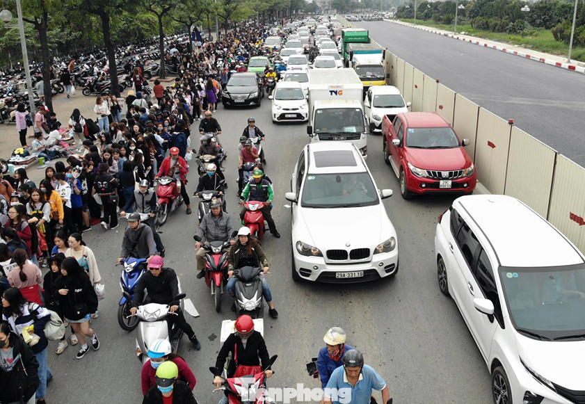 Hàng ngàn fan xếp hàng chờ gặp idol ở sân Mỹ Đình khiến giao thông tê liệt ảnh 2