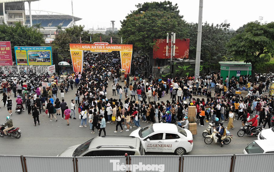 Hàng ngàn fan xếp hàng chờ gặp idol ở sân Mỹ Đình khiến giao thông tê liệt ảnh 7