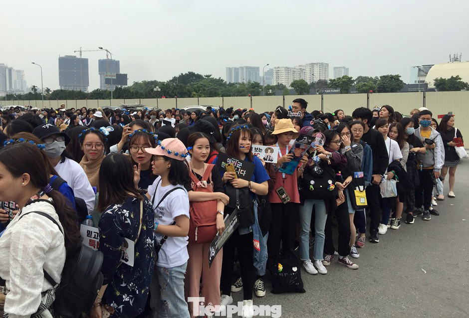 Hàng ngàn fan xếp hàng chờ gặp idol ở sân Mỹ Đình khiến giao thông tê liệt ảnh 6