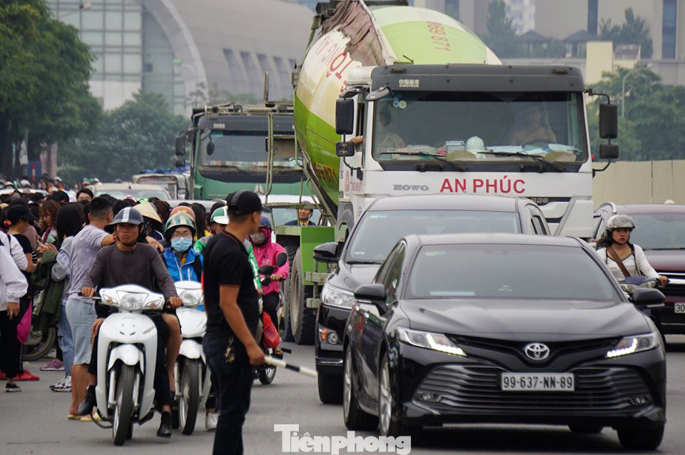 Hàng ngàn fan xếp hàng chờ gặp idol ở sân Mỹ Đình khiến giao thông tê liệt ảnh 3