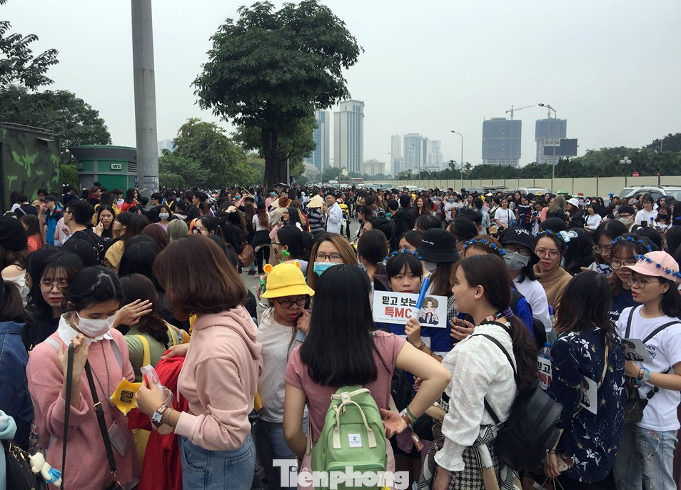 Hàng ngàn fan xếp hàng chờ gặp idol ở sân Mỹ Đình khiến giao thông tê liệt ảnh 10