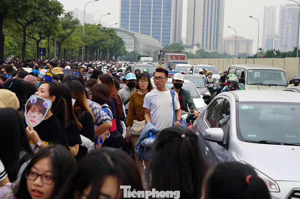 Hàng ngàn fan xếp hàng chờ gặp idol ở sân Mỹ Đình khiến giao thông tê liệt ảnh 5