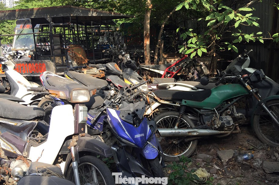 Porsche, Lexus... tiền tỷ phủ bụi, 'bỏ xó' trong bãi giữ xe ở Hà Nội ảnh 2