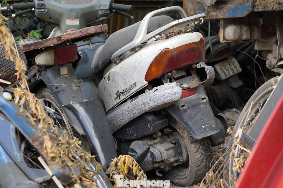 Porsche, Lexus... tiền tỷ phủ bụi, 'bỏ xó' trong bãi giữ xe ở Hà Nội ảnh 4