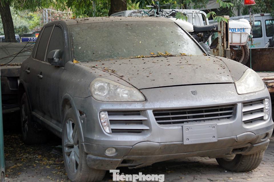 Porsche, Lexus... tiền tỷ phủ bụi, 'bỏ xó' trong bãi giữ xe ở Hà Nội ảnh 10