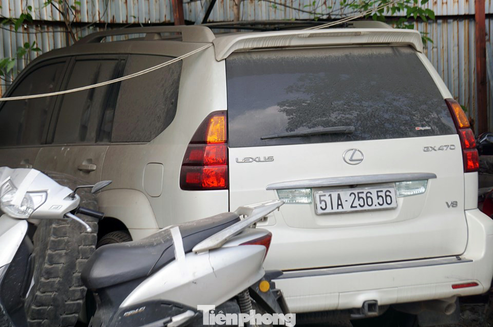Porsche, Lexus... tiền tỷ phủ bụi, 'bỏ xó' trong bãi giữ xe ở Hà Nội ảnh 7