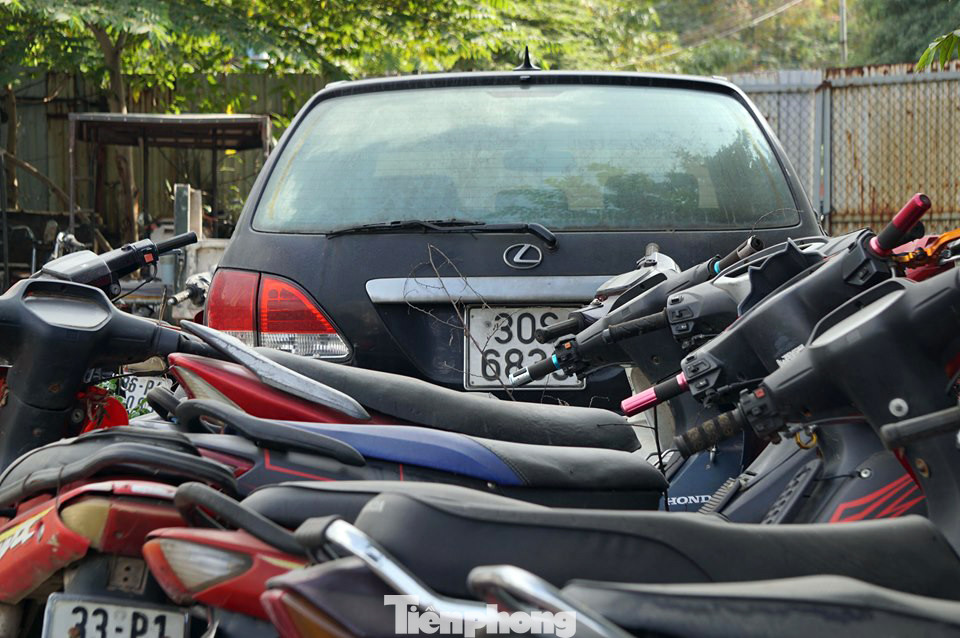 Porsche, Lexus... tiền tỷ phủ bụi, 'bỏ xó' trong bãi giữ xe ở Hà Nội ảnh 6