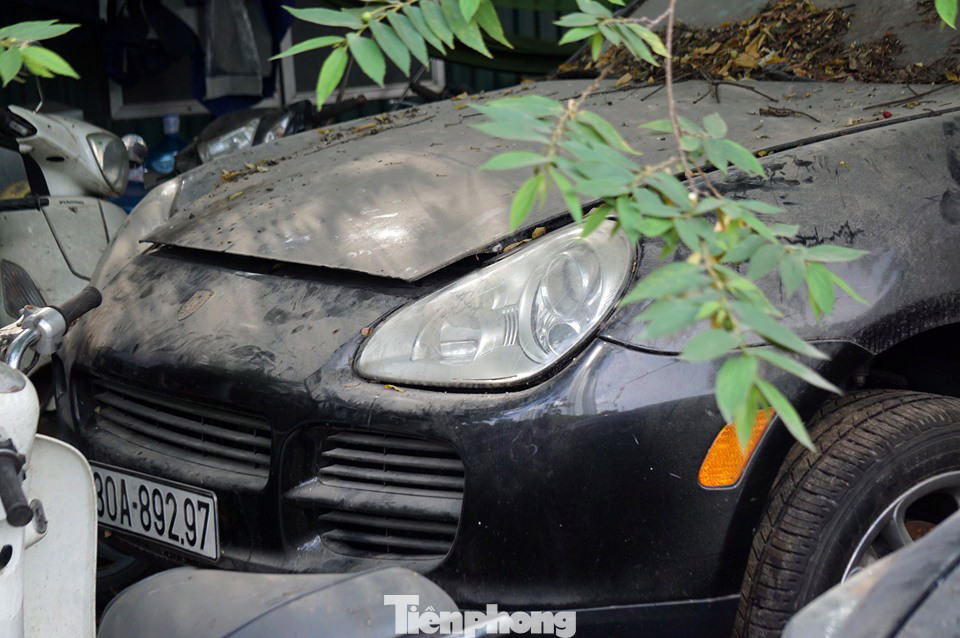 Porsche, Lexus... tiền tỷ phủ bụi, 'bỏ xó' trong bãi giữ xe ở Hà Nội ảnh 9