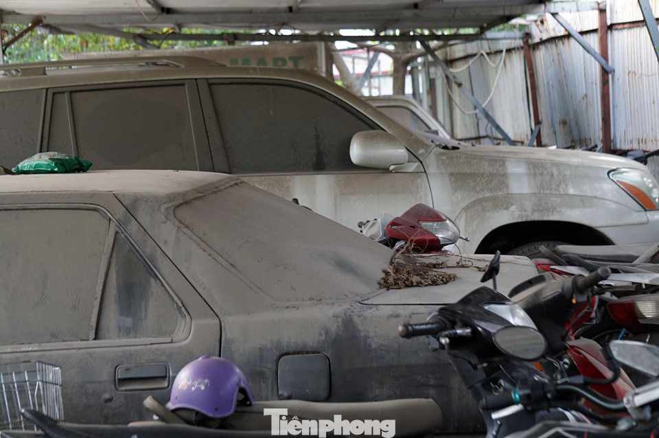 Porsche, Lexus... tiền tỷ phủ bụi, 'bỏ xó' trong bãi giữ xe ở Hà Nội ảnh 8