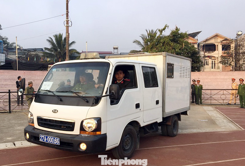 Huy động chó nghiệp vụ rà soát an ninh, bảo vệ phiên tòa vụ 'nữ sinh giao gà' ảnh 4