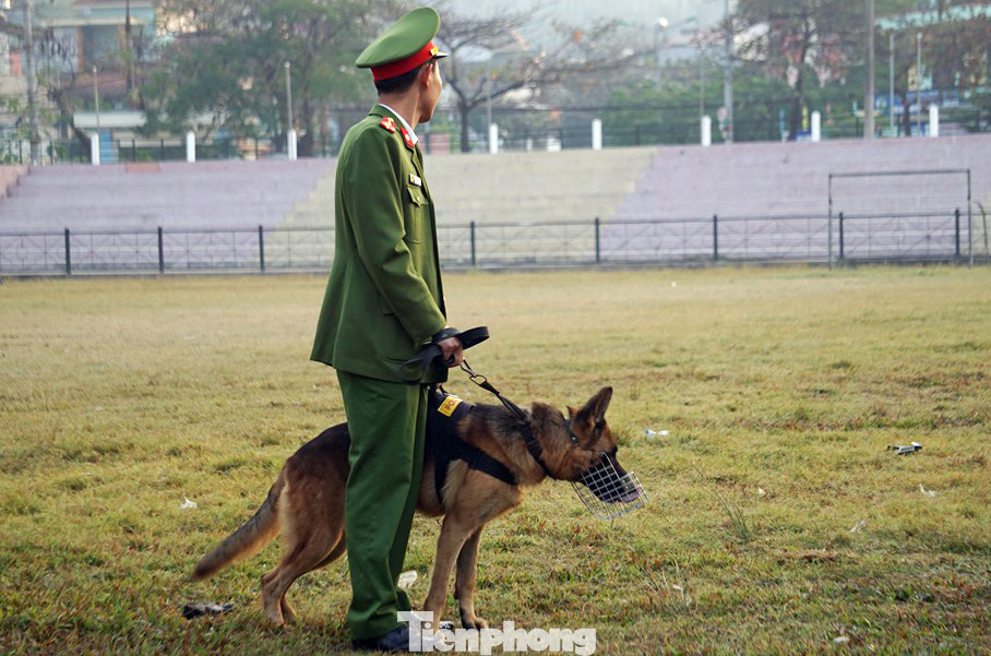 Huy động chó nghiệp vụ rà soát an ninh, bảo vệ phiên tòa vụ 'nữ sinh giao gà' ảnh 6