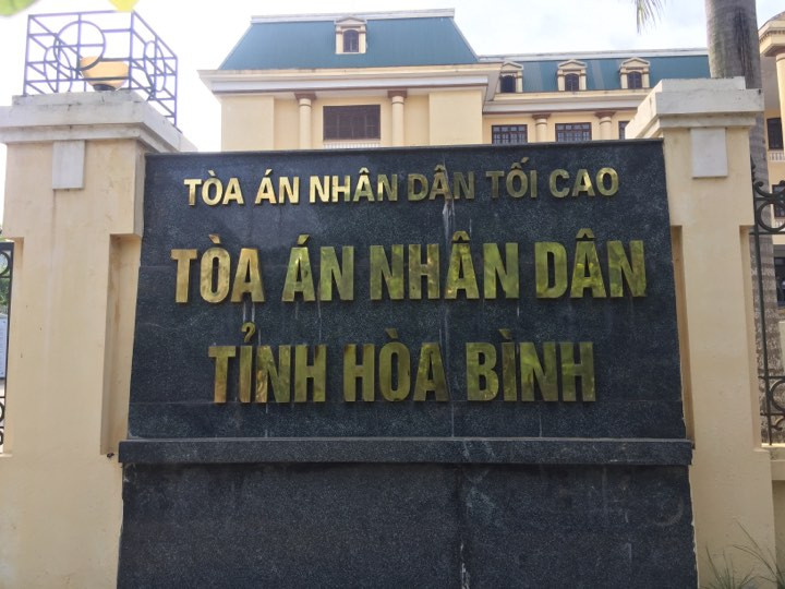 Vì sao kẻ trốn nã 26 năm vẫn được làm Chánh văn phòng tòa án huyện ở Hòa Bình? ảnh 1
