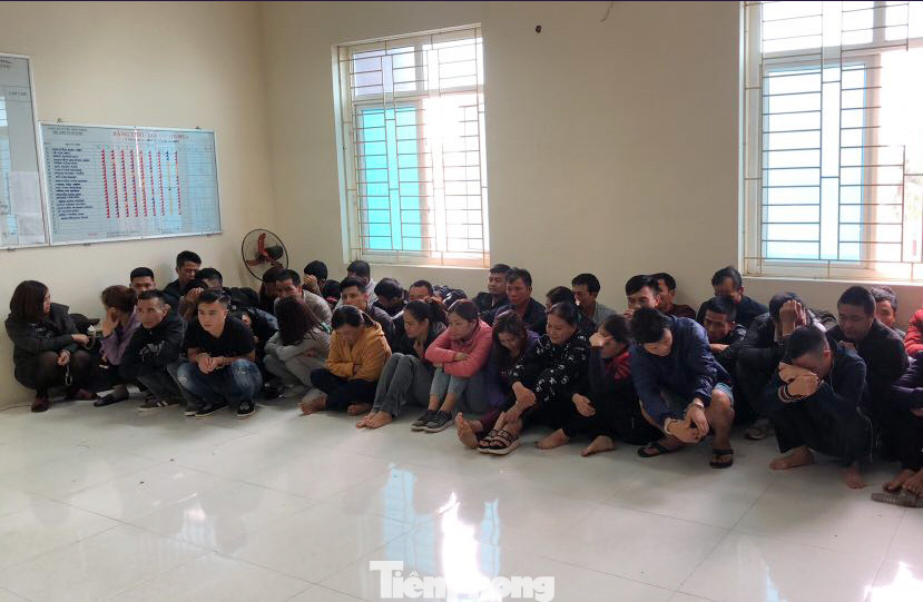 Bắt giữ 52 đối tượng đánh bạc dưới hầm 'lô cốt' ở Vĩnh Phúc ảnh 1