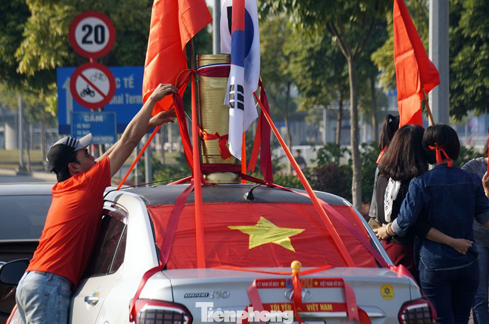 An ninh thắt chặt quanh sân bay Nội Bài trước giờ đón các nhà vô địch SEA Games ảnh 7