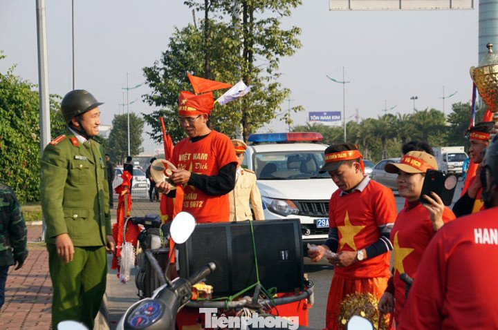 An ninh thắt chặt quanh sân bay Nội Bài trước giờ đón các nhà vô địch SEA Games ảnh 6