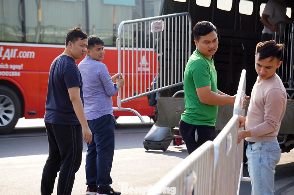 An ninh thắt chặt quanh sân bay Nội Bài trước giờ đón các nhà vô địch SEA Games ảnh 2