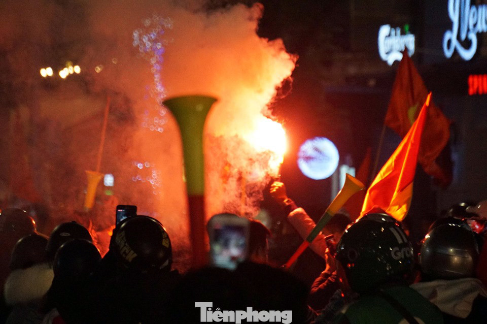 'Xế hộp' lật nhào, pháo sáng quá khích trong 'bão đêm' Hà Nội ảnh 3