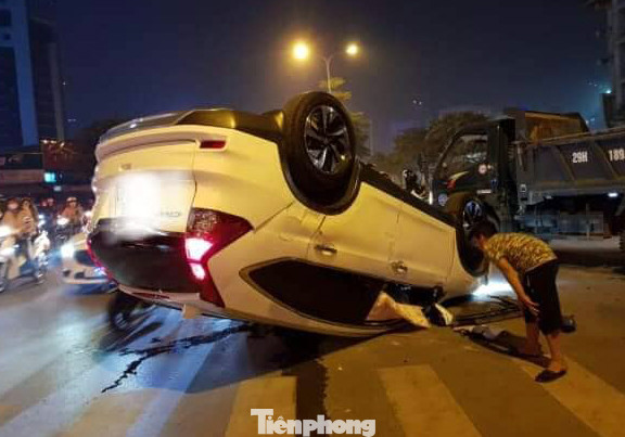 'Xế hộp' lật nhào, pháo sáng quá khích trong 'bão đêm' Hà Nội ảnh 6