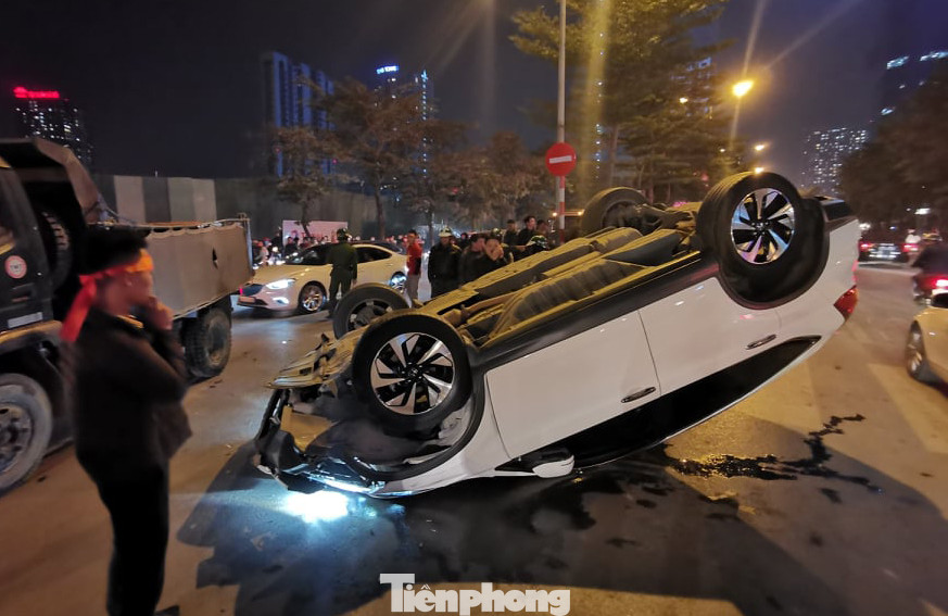 'Xế hộp' lật nhào, pháo sáng quá khích trong 'bão đêm' Hà Nội ảnh 5