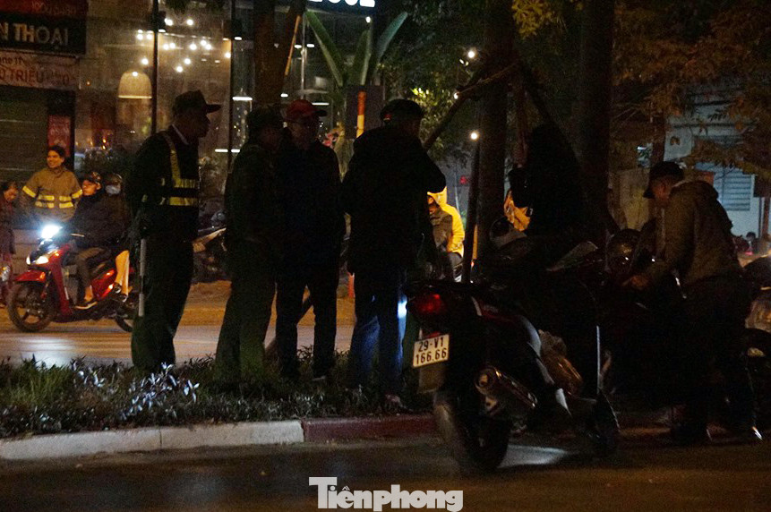 'Xế hộp' lật nhào, pháo sáng quá khích trong 'bão đêm' Hà Nội ảnh 7