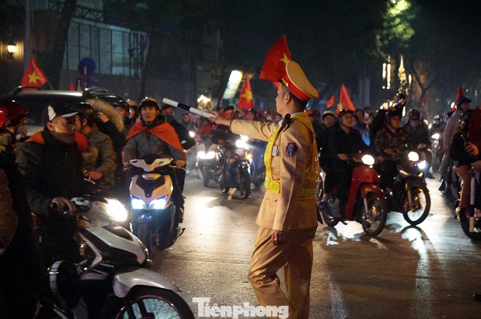 'Xế hộp' lật nhào, pháo sáng quá khích trong 'bão đêm' Hà Nội ảnh 9