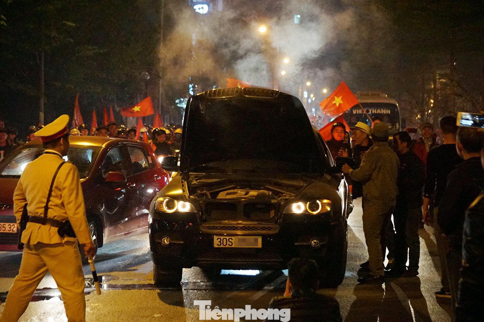 'Xế hộp' lật nhào, pháo sáng quá khích trong 'bão đêm' Hà Nội ảnh 4