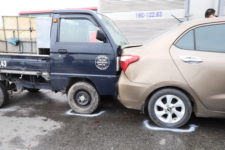 7 ô tô tông liên hoàn trên cầu Thanh Trì, giao thông ùn tắc gần 10km ảnh 1