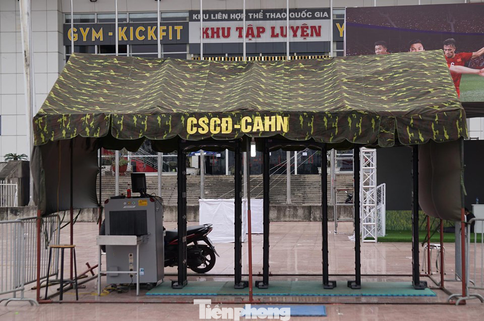 Cảnh sát dựng rào chuẩn bị trước giờ bóng lăn trận Việt Nam - Thái Lan ảnh 10