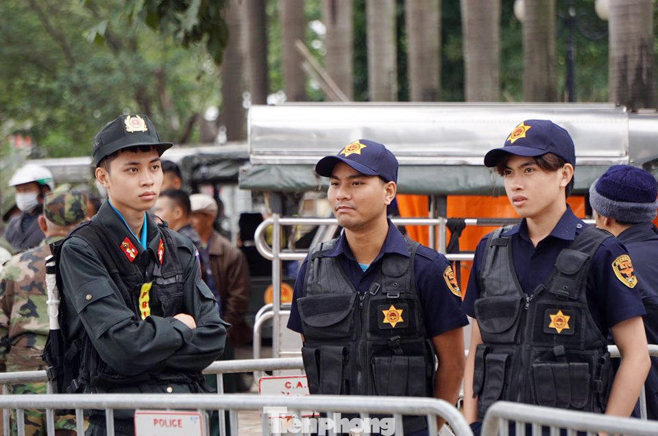 Cảnh sát dựng rào chuẩn bị trước giờ bóng lăn trận Việt Nam - Thái Lan ảnh 2