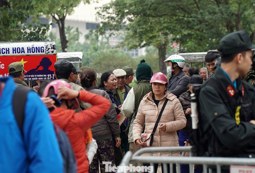 Cảnh sát dựng rào chuẩn bị trước giờ bóng lăn trận Việt Nam - Thái Lan ảnh 3